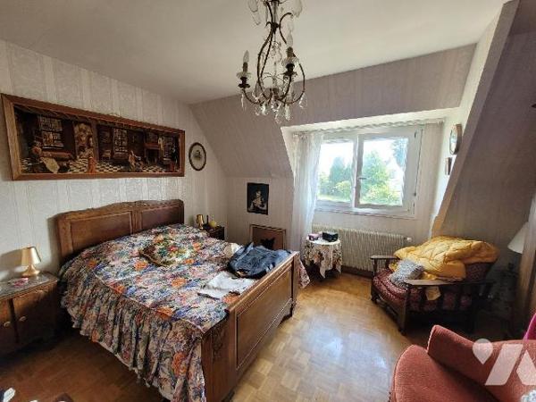 Située sur la commune de Pleurtuit, proche des écoles, transports et commerces. Une maison sur ...