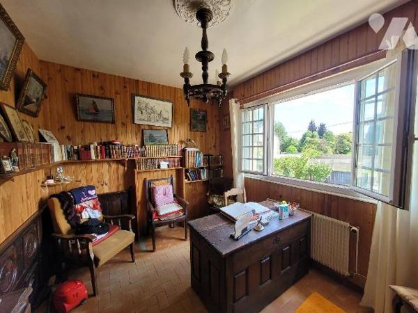 Située sur la commune de Pleurtuit, proche des écoles, transports et commerces. Une maison sur ...