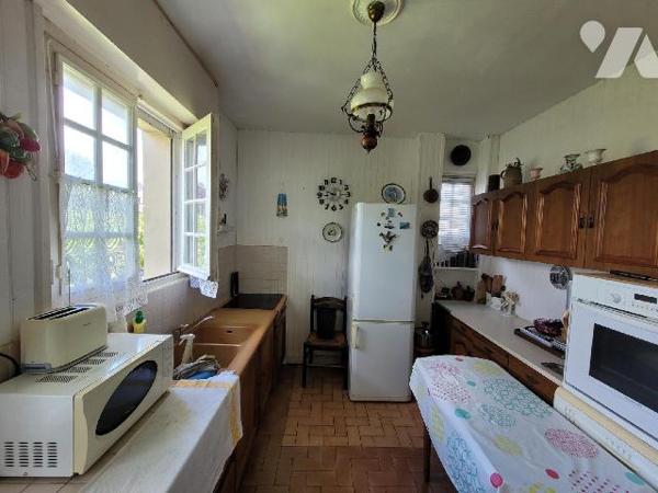 Située sur la commune de Pleurtuit, proche des écoles, transports et commerces. Une maison sur ...