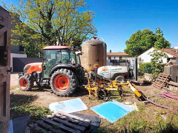 Bâtisse de 340 m² avec jardinet de 130 m²