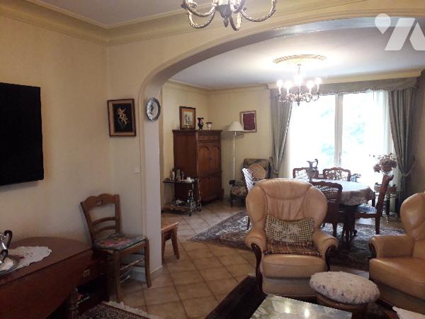 GRAND PAVILLON DE CONSTRUCTION ARTISANALE PROCHE ZOO DE BEAUVAL