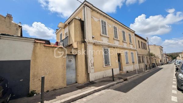 Produit d'investissement- Rentabilité attractive et stable - Marseille 13015

investissez dans cet immeuble de rapport en monopropriété de 257 m2 de surface. 

L'ensemble se compose d'un immeuble principal ainsi que d'un bâtiment situé en fond de cour, apportant une configuration intéressante et une bonne répartition des logements en 4 T3, 1 T2, 2 studios.

Les 7 lots sont loués apportant une rentabilité de 8,84 % et assurant un retour sur investissement.

L'immeuble est bien entretenu avec le  façade et la toiture en bon état. Cela constitue un investissement pérenne.

Des cours et terrasses complètent la propriété, offrant des espaces extérieurs prisés par les locataires et renforce la stabilité locative.

Ce bien est situé dans un quartier dynamique et cela garantit une demande locative à long terme.