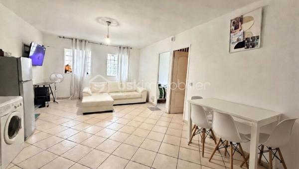 Produit d'investissement- Rentabilité attractive et stable - Marseille 13015

investissez dans cet immeuble de rapport en monopropriété de 257 m2 de surface. 

L'ensemble se compose d'un immeuble principal ainsi que d'un bâtiment situé en fond de cour, apportant une configuration intéressante et une bonne répartition des logements en 4 T3, 1 T2, 2 studios.

Les 7 lots sont loués apportant une rentabilité de 8,84 % et assurant un retour sur investissement.

L'immeuble est bien entretenu avec le  façade et la toiture en bon état. Cela constitue un investissement pérenne.

Des cours et terrasses complètent la propriété, offrant des espaces extérieurs prisés par les locataires et renforce la stabilité locative.

Ce bien est situé dans un quartier dynamique et cela garantit une demande locative à long terme.