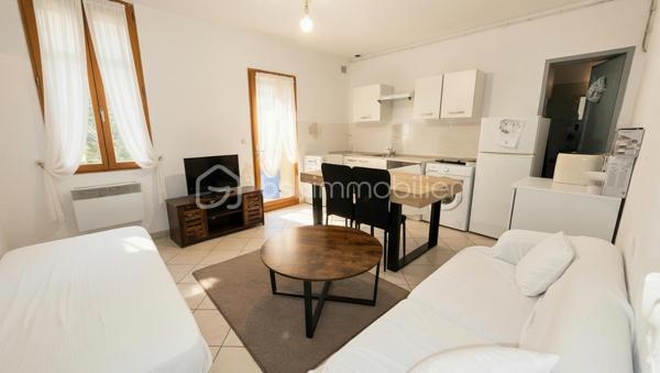Produit d'investissement- Rentabilité attractive et stable - Marseille 13015

investissez dans cet immeuble de rapport en monopropriété de 257 m2 de surface. 

L'ensemble se compose d'un immeuble principal ainsi que d'un bâtiment situé en fond de cour, apportant une configuration intéressante et une bonne répartition des logements en 4 T3, 1 T2, 2 studios.

Les 7 lots sont loués apportant une rentabilité de 8,84 % et assurant un retour sur investissement.

L'immeuble est bien entretenu avec le  façade et la toiture en bon état. Cela constitue un investissement pérenne.

Des cours et terrasses complètent la propriété, offrant des espaces extérieurs prisés par les locataires et renforce la stabilité locative.

Ce bien est situé dans un quartier dynamique et cela garantit une demande locative à long terme.
