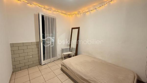 Produit d'investissement- Rentabilité attractive et stable - Marseille 13015

investissez dans cet immeuble de rapport en monopropriété de 257 m2 de surface. 

L'ensemble se compose d'un immeuble principal ainsi que d'un bâtiment situé en fond de cour, apportant une configuration intéressante et une bonne répartition des logements en 4 T3, 1 T2, 2 studios.

Les 7 lots sont loués apportant une rentabilité de 8,84 % et assurant un retour sur investissement.

L'immeuble est bien entretenu avec le  façade et la toiture en bon état. Cela constitue un investissement pérenne.

Des cours et terrasses complètent la propriété, offrant des espaces extérieurs prisés par les locataires et renforce la stabilité locative.

Ce bien est situé dans un quartier dynamique et cela garantit une demande locative à long terme.