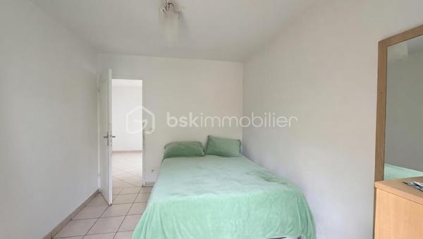Produit d'investissement- Rentabilité attractive et stable - Marseille 13015

investissez dans cet immeuble de rapport en monopropriété de 257 m2 de surface. 

L'ensemble se compose d'un immeuble principal ainsi que d'un bâtiment situé en fond de cour, apportant une configuration intéressante et une bonne répartition des logements en 4 T3, 1 T2, 2 studios.

Les 7 lots sont loués apportant une rentabilité de 8,84 % et assurant un retour sur investissement.

L'immeuble est bien entretenu avec le  façade et la toiture en bon état. Cela constitue un investissement pérenne.

Des cours et terrasses complètent la propriété, offrant des espaces extérieurs prisés par les locataires et renforce la stabilité locative.

Ce bien est situé dans un quartier dynamique et cela garantit une demande locative à long terme.