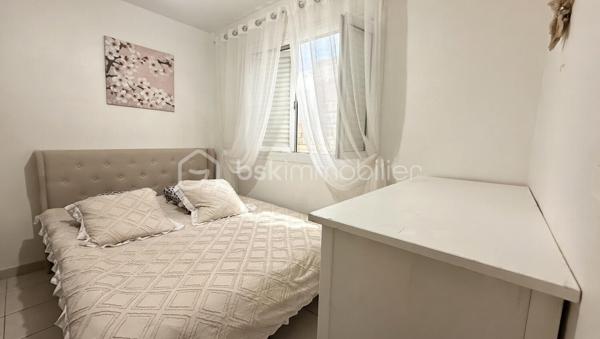 Produit d'investissement- Rentabilité attractive et stable - Marseille 13015

investissez dans cet immeuble de rapport en monopropriété de 257 m2 de surface. 

L'ensemble se compose d'un immeuble principal ainsi que d'un bâtiment situé en fond de cour, apportant une configuration intéressante et une bonne répartition des logements en 4 T3, 1 T2, 2 studios.

Les 7 lots sont loués apportant une rentabilité de 8,84 % et assurant un retour sur investissement.

L'immeuble est bien entretenu avec le  façade et la toiture en bon état. Cela constitue un investissement pérenne.

Des cours et terrasses complètent la propriété, offrant des espaces extérieurs prisés par les locataires et renforce la stabilité locative.

Ce bien est situé dans un quartier dynamique et cela garantit une demande locative à long terme.
