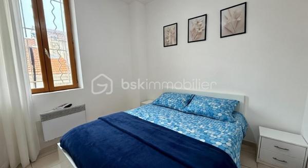 Produit d'investissement- Rentabilité attractive et stable - Marseille 13015

investissez dans cet immeuble de rapport en monopropriété de 257 m2 de surface. 

L'ensemble se compose d'un immeuble principal ainsi que d'un bâtiment situé en fond de cour, apportant une configuration intéressante et une bonne répartition des logements en 4 T3, 1 T2, 2 studios.

Les 7 lots sont loués apportant une rentabilité de 8,84 % et assurant un retour sur investissement.

L'immeuble est bien entretenu avec le  façade et la toiture en bon état. Cela constitue un investissement pérenne.

Des cours et terrasses complètent la propriété, offrant des espaces extérieurs prisés par les locataires et renforce la stabilité locative.

Ce bien est situé dans un quartier dynamique et cela garantit une demande locative à long terme.