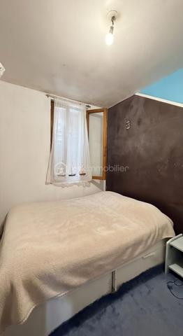 Produit d'investissement- Rentabilité attractive et stable - Marseille 13015

investissez dans cet immeuble de rapport en monopropriété de 257 m2 de surface. 

L'ensemble se compose d'un immeuble principal ainsi que d'un bâtiment situé en fond de cour, apportant une configuration intéressante et une bonne répartition des logements en 4 T3, 1 T2, 2 studios.

Les 7 lots sont loués apportant une rentabilité de 8,84 % et assurant un retour sur investissement.

L'immeuble est bien entretenu avec le  façade et la toiture en bon état. Cela constitue un investissement pérenne.

Des cours et terrasses complètent la propriété, offrant des espaces extérieurs prisés par les locataires et renforce la stabilité locative.

Ce bien est situé dans un quartier dynamique et cela garantit une demande locative à long terme.