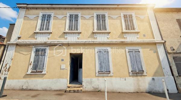 Produit d'investissement- Rentabilité attractive et stable - Marseille 13015

investissez dans cet immeuble de rapport en monopropriété de 257 m2 de surface. 

L'ensemble se compose d'un immeuble principal ainsi que d'un bâtiment situé en fond de cour, apportant une configuration intéressante et une bonne répartition des logements en 4 T3, 1 T2, 2 studios.

Les 7 lots sont loués apportant une rentabilité de 8,84 % et assurant un retour sur investissement.

L'immeuble est bien entretenu avec le  façade et la toiture en bon état. Cela constitue un investissement pérenne.

Des cours et terrasses complètent la propriété, offrant des espaces extérieurs prisés par les locataires et renforce la stabilité locative.

Ce bien est situé dans un quartier dynamique et cela garantit une demande locative à long terme.