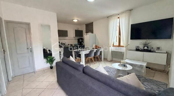 Produit d'investissement- Rentabilité attractive et stable - Marseille 13015

investissez dans cet immeuble de rapport en monopropriété de 257 m2 de surface. 

L'ensemble se compose d'un immeuble principal ainsi que d'un bâtiment situé en fond de cour, apportant une configuration intéressante et une bonne répartition des logements en 4 T3, 1 T2, 2 studios.

Les 7 lots sont loués apportant une rentabilité de 8,84 % et assurant un retour sur investissement.

L'immeuble est bien entretenu avec le  façade et la toiture en bon état. Cela constitue un investissement pérenne.

Des cours et terrasses complètent la propriété, offrant des espaces extérieurs prisés par les locataires et renforce la stabilité locative.

Ce bien est situé dans un quartier dynamique et cela garantit une demande locative à long terme.