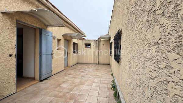 Produit d'investissement- Rentabilité attractive et stable - Marseille 13015

investissez dans cet immeuble de rapport en monopropriété de 257 m2 de surface. 

L'ensemble se compose d'un immeuble principal ainsi que d'un bâtiment situé en fond de cour, apportant une configuration intéressante et une bonne répartition des logements en 4 T3, 1 T2, 2 studios.

Les 7 lots sont loués apportant une rentabilité de 8,84 % et assurant un retour sur investissement.

L'immeuble est bien entretenu avec le  façade et la toiture en bon état. Cela constitue un investissement pérenne.

Des cours et terrasses complètent la propriété, offrant des espaces extérieurs prisés par les locataires et renforce la stabilité locative.

Ce bien est situé dans un quartier dynamique et cela garantit une demande locative à long terme.