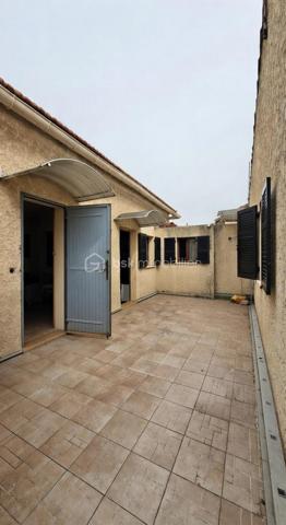 Produit d'investissement- Rentabilité attractive et stable - Marseille 13015

investissez dans cet immeuble de rapport en monopropriété de 257 m2 de surface. 

L'ensemble se compose d'un immeuble principal ainsi que d'un bâtiment situé en fond de cour, apportant une configuration intéressante et une bonne répartition des logements en 4 T3, 1 T2, 2 studios.

Les 7 lots sont loués apportant une rentabilité de 8,84 % et assurant un retour sur investissement.

L'immeuble est bien entretenu avec le  façade et la toiture en bon état. Cela constitue un investissement pérenne.

Des cours et terrasses complètent la propriété, offrant des espaces extérieurs prisés par les locataires et renforce la stabilité locative.

Ce bien est situé dans un quartier dynamique et cela garantit une demande locative à long terme.