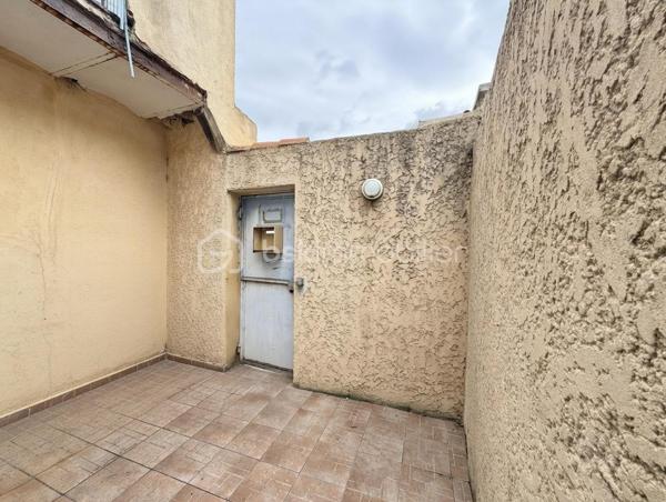 Produit d'investissement- Rentabilité attractive et stable - Marseille 13015

investissez dans cet immeuble de rapport en monopropriété de 257 m2 de surface. 

L'ensemble se compose d'un immeuble principal ainsi que d'un bâtiment situé en fond de cour, apportant une configuration intéressante et une bonne répartition des logements en 4 T3, 1 T2, 2 studios.

Les 7 lots sont loués apportant une rentabilité de 8,84 % et assurant un retour sur investissement.

L'immeuble est bien entretenu avec le  façade et la toiture en bon état. Cela constitue un investissement pérenne.

Des cours et terrasses complètent la propriété, offrant des espaces extérieurs prisés par les locataires et renforce la stabilité locative.

Ce bien est situé dans un quartier dynamique et cela garantit une demande locative à long terme.