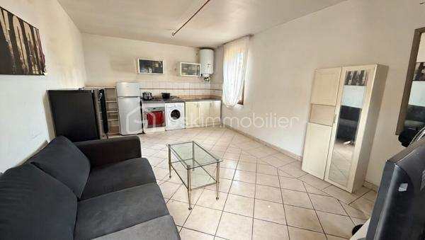 Produit d'investissement- Rentabilité attractive et stable - Marseille 13015

investissez dans cet immeuble de rapport en monopropriété de 257 m2 de surface. 

L'ensemble se compose d'un immeuble principal ainsi que d'un bâtiment situé en fond de cour, apportant une configuration intéressante et une bonne répartition des logements en 4 T3, 1 T2, 2 studios.

Les 7 lots sont loués apportant une rentabilité de 8,84 % et assurant un retour sur investissement.

L'immeuble est bien entretenu avec le  façade et la toiture en bon état. Cela constitue un investissement pérenne.

Des cours et terrasses complètent la propriété, offrant des espaces extérieurs prisés par les locataires et renforce la stabilité locative.

Ce bien est situé dans un quartier dynamique et cela garantit une demande locative à long terme.