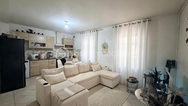 Produit d'investissement- Rentabilité attractive et stable - Marseille 13015

investissez dans cet immeuble de rapport en monopropriété de 257 m2 de surface. 

L'ensemble se compose d'un immeuble principal ainsi que d'un bâtiment situé en fond de cour, apportant une configuration intéressante et une bonne répartition des logements en 4 T3, 1 T2, 2 studios.

Les 7 lots sont loués apportant une rentabilité de 8,84 % et assurant un retour sur investissement.

L'immeuble est bien entretenu avec le  façade et la toiture en bon état. Cela constitue un investissement pérenne.

Des cours et terrasses complètent la propriété, offrant des espaces extérieurs prisés par les locataires et renforce la stabilité locative.

Ce bien est situé dans un quartier dynamique et cela garantit une demande locative à long terme.
