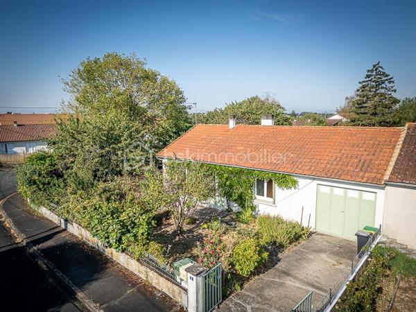 Une maison de plain-pied qui réussit le tour de force d'être à proximité des services (écoles, commerces, services de soins), tout en bénéficiant de l'ambiance tranquille d'un quartier résidentiel.
.
Dès l'entrée, on découvre un séjour traversant de 27,8 m², baigné de lumière, où le poêle à bois délimite naturellement l'espace salon de l'espace salle à manger. La salle à manger donne sur le jardin et la cuisine fonctionnelle et aménagée de 10 m².
.
Le couloir dessert deux chambres (11,36 et 11,87 m²), une salle d'eau et des WC séparés. Un bureau sous rampant complète les espaces de vie, parfait pour le télétravail ou une chambre d'appoint.
.
Le cellier/buanderie de 11 m² et l'atelier de 10,6 m² offrent un espace de stockage et de bricolage précieux.
.
Le jardin arboré est un véritable écrin de verdure, calme et sans vis-à-vis, où il fait bon vivre aux beaux jours.
.
Taxe foncière : 1 401 €/an
.
Selon l'article L.561.5 du Code Monétaire et Financier, pour l'organisation de la visite, la présentation d'une pièce d'identité vous sera demandée.
Vous avez la possibilité de vous faire accompagner, lors de la visite, par un professionnel de la construction de votre choix afin d'obtenir un avis technique éclairé et de sécuriser votre projet d'acquisition. Merci de me prévenir en amont pour faciliter l'organisation de la visite. 
.
Chers collègues, contactez-moi pour travailler en inter-cabinet.