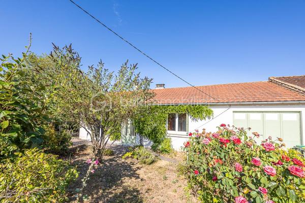 Une maison de plain-pied qui réussit le tour de force d'être à proximité des services (écoles, commerces, services de soins), tout en bénéficiant de l'ambiance tranquille d'un quartier résidentiel.
.
Dès l'entrée, on découvre un séjour traversant de 27,8 m², baigné de lumière, où le poêle à bois délimite naturellement l'espace salon de l'espace salle à manger. La salle à manger donne sur le jardin et la cuisine fonctionnelle et aménagée de 10 m².
.
Le couloir dessert deux chambres (11,36 et 11,87 m²), une salle d'eau et des WC séparés. Un bureau sous rampant complète les espaces de vie, parfait pour le télétravail ou une chambre d'appoint.
.
Le cellier/buanderie de 11 m² et l'atelier de 10,6 m² offrent un espace de stockage et de bricolage précieux.
.
Le jardin arboré est un véritable écrin de verdure, calme et sans vis-à-vis, où il fait bon vivre aux beaux jours.
.
Taxe foncière : 1 401 €/an
.
Selon l'article L.561.5 du Code Monétaire et Financier, pour l'organisation de la visite, la présentation d'une pièce d'identité vous sera demandée.
Vous avez la possibilité de vous faire accompagner, lors de la visite, par un professionnel de la construction de votre choix afin d'obtenir un avis technique éclairé et de sécuriser votre projet d'acquisition. Merci de me prévenir en amont pour faciliter l'organisation de la visite. 
.
Chers collègues, contactez-moi pour travailler en inter-cabinet.