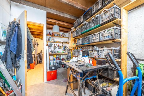 Une maison de plain-pied qui réussit le tour de force d'être à proximité des services (écoles, commerces, services de soins), tout en bénéficiant de l'ambiance tranquille d'un quartier résidentiel.
.
Dès l'entrée, on découvre un séjour traversant de 27,8 m², baigné de lumière, où le poêle à bois délimite naturellement l'espace salon de l'espace salle à manger. La salle à manger donne sur le jardin et la cuisine fonctionnelle et aménagée de 10 m².
.
Le couloir dessert deux chambres (11,36 et 11,87 m²), une salle d'eau et des WC séparés. Un bureau sous rampant complète les espaces de vie, parfait pour le télétravail ou une chambre d'appoint.
.
Le cellier/buanderie de 11 m² et l'atelier de 10,6 m² offrent un espace de stockage et de bricolage précieux.
.
Le jardin arboré est un véritable écrin de verdure, calme et sans vis-à-vis, où il fait bon vivre aux beaux jours.
.
Taxe foncière : 1 401 €/an
.
Selon l'article L.561.5 du Code Monétaire et Financier, pour l'organisation de la visite, la présentation d'une pièce d'identité vous sera demandée.
Vous avez la possibilité de vous faire accompagner, lors de la visite, par un professionnel de la construction de votre choix afin d'obtenir un avis technique éclairé et de sécuriser votre projet d'acquisition. Merci de me prévenir en amont pour faciliter l'organisation de la visite. 
.
Chers collègues, contactez-moi pour travailler en inter-cabinet.