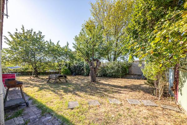 Une maison de plain-pied qui réussit le tour de force d'être à proximité des services (écoles, commerces, services de soins), tout en bénéficiant de l'ambiance tranquille d'un quartier résidentiel.
.
Dès l'entrée, on découvre un séjour traversant de 27,8 m², baigné de lumière, où le poêle à bois délimite naturellement l'espace salon de l'espace salle à manger. La salle à manger donne sur le jardin et la cuisine fonctionnelle et aménagée de 10 m².
.
Le couloir dessert deux chambres (11,36 et 11,87 m²), une salle d'eau et des WC séparés. Un bureau sous rampant complète les espaces de vie, parfait pour le télétravail ou une chambre d'appoint.
.
Le cellier/buanderie de 11 m² et l'atelier de 10,6 m² offrent un espace de stockage et de bricolage précieux.
.
Le jardin arboré est un véritable écrin de verdure, calme et sans vis-à-vis, où il fait bon vivre aux beaux jours.
.
Taxe foncière : 1 401 €/an
.
Selon l'article L.561.5 du Code Monétaire et Financier, pour l'organisation de la visite, la présentation d'une pièce d'identité vous sera demandée.
Vous avez la possibilité de vous faire accompagner, lors de la visite, par un professionnel de la construction de votre choix afin d'obtenir un avis technique éclairé et de sécuriser votre projet d'acquisition. Merci de me prévenir en amont pour faciliter l'organisation de la visite. 
.
Chers collègues, contactez-moi pour travailler en inter-cabinet.