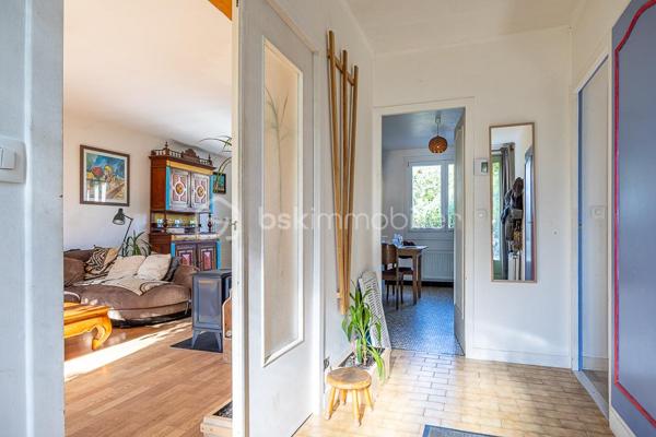 Une maison de plain-pied qui réussit le tour de force d'être à proximité des services (écoles, commerces, services de soins), tout en bénéficiant de l'ambiance tranquille d'un quartier résidentiel.
.
Dès l'entrée, on découvre un séjour traversant de 27,8 m², baigné de lumière, où le poêle à bois délimite naturellement l'espace salon de l'espace salle à manger. La salle à manger donne sur le jardin et la cuisine fonctionnelle et aménagée de 10 m².
.
Le couloir dessert deux chambres (11,36 et 11,87 m²), une salle d'eau et des WC séparés. Un bureau sous rampant complète les espaces de vie, parfait pour le télétravail ou une chambre d'appoint.
.
Le cellier/buanderie de 11 m² et l'atelier de 10,6 m² offrent un espace de stockage et de bricolage précieux.
.
Le jardin arboré est un véritable écrin de verdure, calme et sans vis-à-vis, où il fait bon vivre aux beaux jours.
.
Taxe foncière : 1 401 €/an
.
Selon l'article L.561.5 du Code Monétaire et Financier, pour l'organisation de la visite, la présentation d'une pièce d'identité vous sera demandée.
Vous avez la possibilité de vous faire accompagner, lors de la visite, par un professionnel de la construction de votre choix afin d'obtenir un avis technique éclairé et de sécuriser votre projet d'acquisition. Merci de me prévenir en amont pour faciliter l'organisation de la visite. 
.
Chers collègues, contactez-moi pour travailler en inter-cabinet.