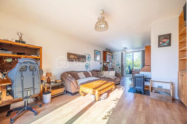 Une maison de plain-pied qui réussit le tour de force d'être à proximité des services (écoles, commerces, services de soins), tout en bénéficiant de l'ambiance tranquille d'un quartier résidentiel.
.
Dès l'entrée, on découvre un séjour traversant de 27,8 m², baigné de lumière, où le poêle à bois délimite naturellement l'espace salon de l'espace salle à manger. La salle à manger donne sur le jardin et la cuisine fonctionnelle et aménagée de 10 m².
.
Le couloir dessert deux chambres (11,36 et 11,87 m²), une salle d'eau et des WC séparés. Un bureau sous rampant complète les espaces de vie, parfait pour le télétravail ou une chambre d'appoint.
.
Le cellier/buanderie de 11 m² et l'atelier de 10,6 m² offrent un espace de stockage et de bricolage précieux.
.
Le jardin arboré est un véritable écrin de verdure, calme et sans vis-à-vis, où il fait bon vivre aux beaux jours.
.
Taxe foncière : 1 401 €/an
.
Selon l'article L.561.5 du Code Monétaire et Financier, pour l'organisation de la visite, la présentation d'une pièce d'identité vous sera demandée.
Vous avez la possibilité de vous faire accompagner, lors de la visite, par un professionnel de la construction de votre choix afin d'obtenir un avis technique éclairé et de sécuriser votre projet d'acquisition. Merci de me prévenir en amont pour faciliter l'organisation de la visite. 
.
Chers collègues, contactez-moi pour travailler en inter-cabinet.
