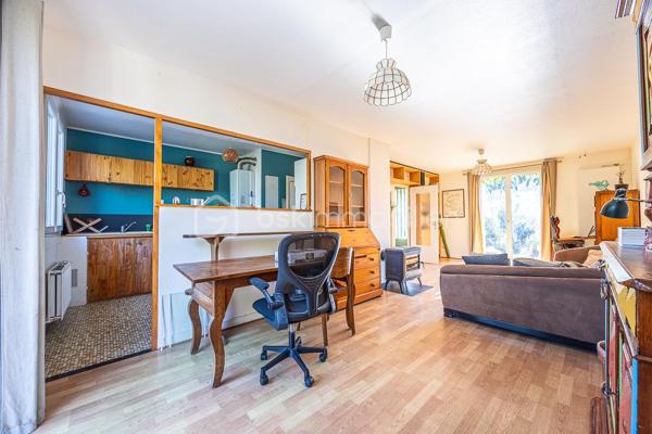 Une maison de plain-pied qui réussit le tour de force d'être à proximité des services (écoles, commerces, services de soins), tout en bénéficiant de l'ambiance tranquille d'un quartier résidentiel.
.
Dès l'entrée, on découvre un séjour traversant de 27,8 m², baigné de lumière, où le poêle à bois délimite naturellement l'espace salon de l'espace salle à manger. La salle à manger donne sur le jardin et la cuisine fonctionnelle et aménagée de 10 m².
.
Le couloir dessert deux chambres (11,36 et 11,87 m²), une salle d'eau et des WC séparés. Un bureau sous rampant complète les espaces de vie, parfait pour le télétravail ou une chambre d'appoint.
.
Le cellier/buanderie de 11 m² et l'atelier de 10,6 m² offrent un espace de stockage et de bricolage précieux.
.
Le jardin arboré est un véritable écrin de verdure, calme et sans vis-à-vis, où il fait bon vivre aux beaux jours.
.
Taxe foncière : 1 401 €/an
.
Selon l'article L.561.5 du Code Monétaire et Financier, pour l'organisation de la visite, la présentation d'une pièce d'identité vous sera demandée.
Vous avez la possibilité de vous faire accompagner, lors de la visite, par un professionnel de la construction de votre choix afin d'obtenir un avis technique éclairé et de sécuriser votre projet d'acquisition. Merci de me prévenir en amont pour faciliter l'organisation de la visite. 
.
Chers collègues, contactez-moi pour travailler en inter-cabinet.
