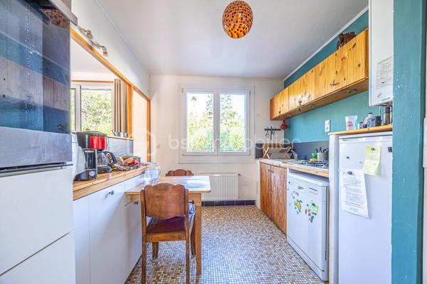 Une maison de plain-pied qui réussit le tour de force d'être à proximité des services (écoles, commerces, services de soins), tout en bénéficiant de l'ambiance tranquille d'un quartier résidentiel.
.
Dès l'entrée, on découvre un séjour traversant de 27,8 m², baigné de lumière, où le poêle à bois délimite naturellement l'espace salon de l'espace salle à manger. La salle à manger donne sur le jardin et la cuisine fonctionnelle et aménagée de 10 m².
.
Le couloir dessert deux chambres (11,36 et 11,87 m²), une salle d'eau et des WC séparés. Un bureau sous rampant complète les espaces de vie, parfait pour le télétravail ou une chambre d'appoint.
.
Le cellier/buanderie de 11 m² et l'atelier de 10,6 m² offrent un espace de stockage et de bricolage précieux.
.
Le jardin arboré est un véritable écrin de verdure, calme et sans vis-à-vis, où il fait bon vivre aux beaux jours.
.
Taxe foncière : 1 401 €/an
.
Selon l'article L.561.5 du Code Monétaire et Financier, pour l'organisation de la visite, la présentation d'une pièce d'identité vous sera demandée.
Vous avez la possibilité de vous faire accompagner, lors de la visite, par un professionnel de la construction de votre choix afin d'obtenir un avis technique éclairé et de sécuriser votre projet d'acquisition. Merci de me prévenir en amont pour faciliter l'organisation de la visite. 
.
Chers collègues, contactez-moi pour travailler en inter-cabinet.