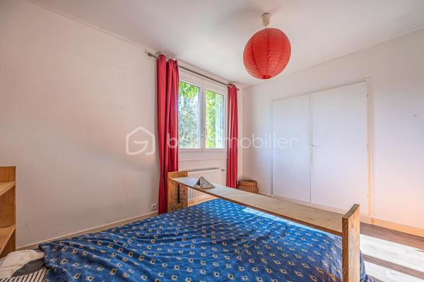 Une maison de plain-pied qui réussit le tour de force d'être à proximité des services (écoles, commerces, services de soins), tout en bénéficiant de l'ambiance tranquille d'un quartier résidentiel.
.
Dès l'entrée, on découvre un séjour traversant de 27,8 m², baigné de lumière, où le poêle à bois délimite naturellement l'espace salon de l'espace salle à manger. La salle à manger donne sur le jardin et la cuisine fonctionnelle et aménagée de 10 m².
.
Le couloir dessert deux chambres (11,36 et 11,87 m²), une salle d'eau et des WC séparés. Un bureau sous rampant complète les espaces de vie, parfait pour le télétravail ou une chambre d'appoint.
.
Le cellier/buanderie de 11 m² et l'atelier de 10,6 m² offrent un espace de stockage et de bricolage précieux.
.
Le jardin arboré est un véritable écrin de verdure, calme et sans vis-à-vis, où il fait bon vivre aux beaux jours.
.
Taxe foncière : 1 401 €/an
.
Selon l'article L.561.5 du Code Monétaire et Financier, pour l'organisation de la visite, la présentation d'une pièce d'identité vous sera demandée.
Vous avez la possibilité de vous faire accompagner, lors de la visite, par un professionnel de la construction de votre choix afin d'obtenir un avis technique éclairé et de sécuriser votre projet d'acquisition. Merci de me prévenir en amont pour faciliter l'organisation de la visite. 
.
Chers collègues, contactez-moi pour travailler en inter-cabinet.