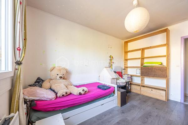 Une maison de plain-pied qui réussit le tour de force d'être à proximité des services (écoles, commerces, services de soins), tout en bénéficiant de l'ambiance tranquille d'un quartier résidentiel.
.
Dès l'entrée, on découvre un séjour traversant de 27,8 m², baigné de lumière, où le poêle à bois délimite naturellement l'espace salon de l'espace salle à manger. La salle à manger donne sur le jardin et la cuisine fonctionnelle et aménagée de 10 m².
.
Le couloir dessert deux chambres (11,36 et 11,87 m²), une salle d'eau et des WC séparés. Un bureau sous rampant complète les espaces de vie, parfait pour le télétravail ou une chambre d'appoint.
.
Le cellier/buanderie de 11 m² et l'atelier de 10,6 m² offrent un espace de stockage et de bricolage précieux.
.
Le jardin arboré est un véritable écrin de verdure, calme et sans vis-à-vis, où il fait bon vivre aux beaux jours.
.
Taxe foncière : 1 401 €/an
.
Selon l'article L.561.5 du Code Monétaire et Financier, pour l'organisation de la visite, la présentation d'une pièce d'identité vous sera demandée.
Vous avez la possibilité de vous faire accompagner, lors de la visite, par un professionnel de la construction de votre choix afin d'obtenir un avis technique éclairé et de sécuriser votre projet d'acquisition. Merci de me prévenir en amont pour faciliter l'organisation de la visite. 
.
Chers collègues, contactez-moi pour travailler en inter-cabinet.