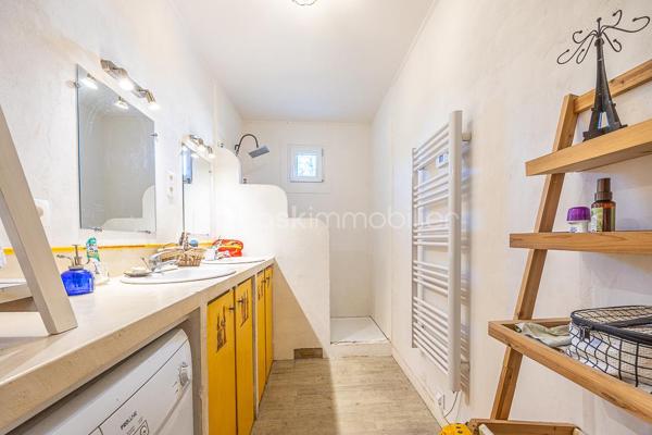 Une maison de plain-pied qui réussit le tour de force d'être à proximité des services (écoles, commerces, services de soins), tout en bénéficiant de l'ambiance tranquille d'un quartier résidentiel.
.
Dès l'entrée, on découvre un séjour traversant de 27,8 m², baigné de lumière, où le poêle à bois délimite naturellement l'espace salon de l'espace salle à manger. La salle à manger donne sur le jardin et la cuisine fonctionnelle et aménagée de 10 m².
.
Le couloir dessert deux chambres (11,36 et 11,87 m²), une salle d'eau et des WC séparés. Un bureau sous rampant complète les espaces de vie, parfait pour le télétravail ou une chambre d'appoint.
.
Le cellier/buanderie de 11 m² et l'atelier de 10,6 m² offrent un espace de stockage et de bricolage précieux.
.
Le jardin arboré est un véritable écrin de verdure, calme et sans vis-à-vis, où il fait bon vivre aux beaux jours.
.
Taxe foncière : 1 401 €/an
.
Selon l'article L.561.5 du Code Monétaire et Financier, pour l'organisation de la visite, la présentation d'une pièce d'identité vous sera demandée.
Vous avez la possibilité de vous faire accompagner, lors de la visite, par un professionnel de la construction de votre choix afin d'obtenir un avis technique éclairé et de sécuriser votre projet d'acquisition. Merci de me prévenir en amont pour faciliter l'organisation de la visite. 
.
Chers collègues, contactez-moi pour travailler en inter-cabinet.