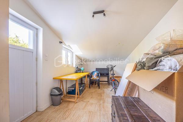 Une maison de plain-pied qui réussit le tour de force d'être à proximité des services (écoles, commerces, services de soins), tout en bénéficiant de l'ambiance tranquille d'un quartier résidentiel.
.
Dès l'entrée, on découvre un séjour traversant de 27,8 m², baigné de lumière, où le poêle à bois délimite naturellement l'espace salon de l'espace salle à manger. La salle à manger donne sur le jardin et la cuisine fonctionnelle et aménagée de 10 m².
.
Le couloir dessert deux chambres (11,36 et 11,87 m²), une salle d'eau et des WC séparés. Un bureau sous rampant complète les espaces de vie, parfait pour le télétravail ou une chambre d'appoint.
.
Le cellier/buanderie de 11 m² et l'atelier de 10,6 m² offrent un espace de stockage et de bricolage précieux.
.
Le jardin arboré est un véritable écrin de verdure, calme et sans vis-à-vis, où il fait bon vivre aux beaux jours.
.
Taxe foncière : 1 401 €/an
.
Selon l'article L.561.5 du Code Monétaire et Financier, pour l'organisation de la visite, la présentation d'une pièce d'identité vous sera demandée.
Vous avez la possibilité de vous faire accompagner, lors de la visite, par un professionnel de la construction de votre choix afin d'obtenir un avis technique éclairé et de sécuriser votre projet d'acquisition. Merci de me prévenir en amont pour faciliter l'organisation de la visite. 
.
Chers collègues, contactez-moi pour travailler en inter-cabinet.