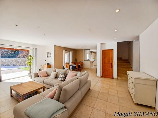 Villa F5  de standing (2013) À pied du village de Spéracèdes