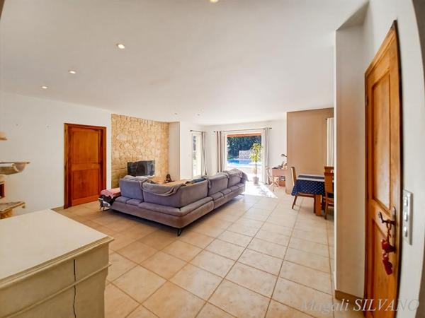 Villa F5  de standing (2013) À pied du village de Spéracèdes