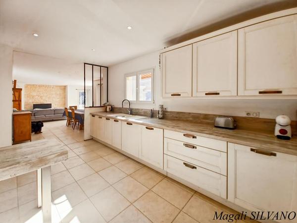 Villa F5  de standing (2013) À pied du village de Spéracèdes