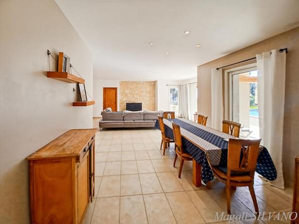 Villa F5  de standing (2013) À pied du village de Spéracèdes