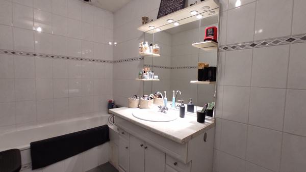 Maison de village avec hangar