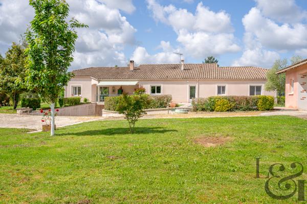 Agréable maison en bord de Lot avec piscine et terrain d'environ 5 495 m² à Casseneuil