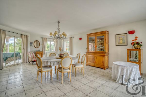 Agréable maison en bord de Lot avec piscine et terrain d'environ 5 495 m² à Casseneuil