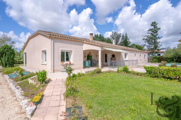 Agréable maison en bord de Lot avec piscine et terrain d'environ 5 495 m² à Casseneuil