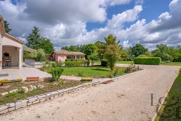 Agréable maison en bord de Lot avec piscine et terrain d'environ 5 495 m² à Casseneuil