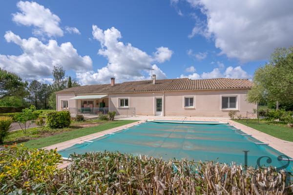 Agréable maison en bord de Lot avec piscine et terrain d'environ 5 495 m² à Casseneuil