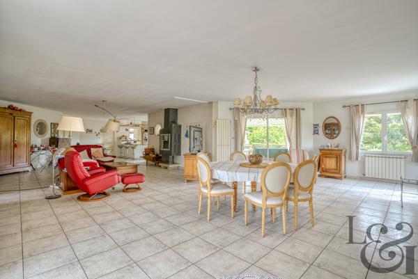 Agréable maison en bord de Lot avec piscine et terrain d'environ 5 495 m² à Casseneuil