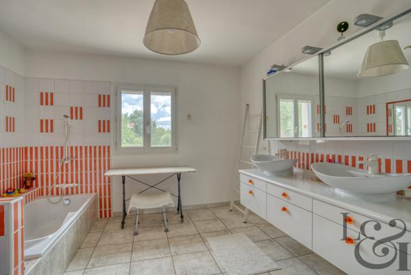 Agréable maison en bord de Lot avec piscine et terrain d'environ 5 495 m² à Casseneuil