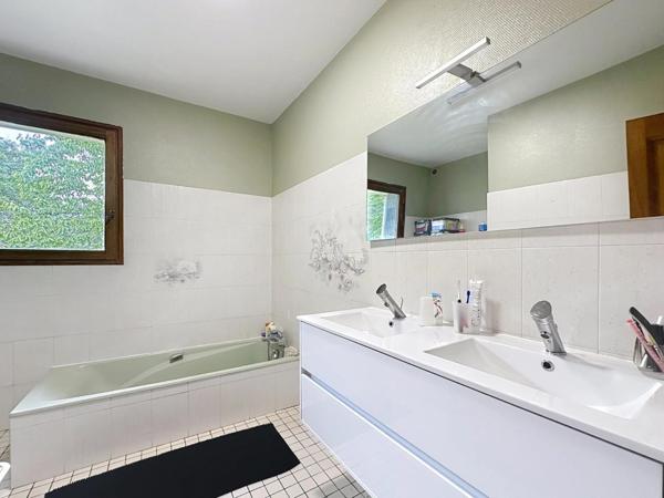 Maison avec 5 chambres proche des commodités.