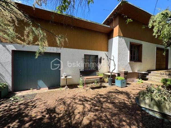 EN EXCLUSIVITÉ je vous invite à venir découvrier cette maison d'habitation de plain-pied, de 70 m² environ comprenant : 
Entrée avec placard, séjour, cuisine indépendante, couloir avec cheminée, 2 chambres dont 1 avec placard, salle d’eau, wc indépendant, 1 pièce indépendante chauffée.
1 atelier et une pièce de 32 m² environ avec grenier au-dessus.
1 abri de jardin sur dalle béton.
Le terrain est clôturé et arboré pour une superficie de 1.732 m².
Le bien est raccordé au tout à l'égoût. Faible taxe foncière : 442 €.
Située à Melleroy, village doté d’une épicerie associative et proche de Château-Renard, Triguères et Courtenay.
TRAVAUX A PRÉVOIR !!
Je suis à votre disposition pour tous renseignements et une visite !!