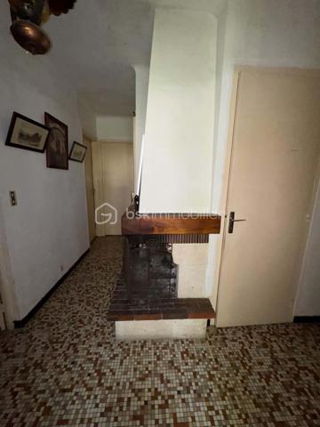 EN EXCLUSIVITÉ je vous invite à venir découvrier cette maison d'habitation de plain-pied, de 70 m² environ comprenant : 
Entrée avec placard, séjour, cuisine indépendante, couloir avec cheminée, 2 chambres dont 1 avec placard, salle d’eau, wc indépendant, 1 pièce indépendante chauffée.
1 atelier et une pièce de 32 m² environ avec grenier au-dessus.
1 abri de jardin sur dalle béton.
Le terrain est clôturé et arboré pour une superficie de 1.732 m².
Le bien est raccordé au tout à l'égoût. Faible taxe foncière : 442 €.
Située à Melleroy, village doté d’une épicerie associative et proche de Château-Renard, Triguères et Courtenay.
TRAVAUX A PRÉVOIR !!
Je suis à votre disposition pour tous renseignements et une visite !!