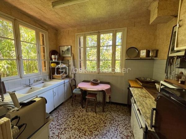 EN EXCLUSIVITÉ je vous invite à venir découvrier cette maison d'habitation de plain-pied, de 70 m² environ comprenant : 
Entrée avec placard, séjour, cuisine indépendante, couloir avec cheminée, 2 chambres dont 1 avec placard, salle d’eau, wc indépendant, 1 pièce indépendante chauffée.
1 atelier et une pièce de 32 m² environ avec grenier au-dessus.
1 abri de jardin sur dalle béton.
Le terrain est clôturé et arboré pour une superficie de 1.732 m².
Le bien est raccordé au tout à l'égoût. Faible taxe foncière : 442 €.
Située à Melleroy, village doté d’une épicerie associative et proche de Château-Renard, Triguères et Courtenay.
TRAVAUX A PRÉVOIR !!
Je suis à votre disposition pour tous renseignements et une visite !!
