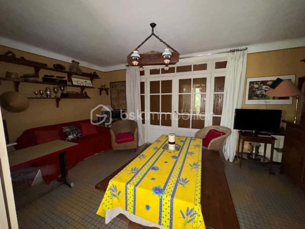EN EXCLUSIVITÉ je vous invite à venir découvrier cette maison d'habitation de plain-pied, de 70 m² environ comprenant : 
Entrée avec placard, séjour, cuisine indépendante, couloir avec cheminée, 2 chambres dont 1 avec placard, salle d’eau, wc indépendant, 1 pièce indépendante chauffée.
1 atelier et une pièce de 32 m² environ avec grenier au-dessus.
1 abri de jardin sur dalle béton.
Le terrain est clôturé et arboré pour une superficie de 1.732 m².
Le bien est raccordé au tout à l'égoût. Faible taxe foncière : 442 €.
Située à Melleroy, village doté d’une épicerie associative et proche de Château-Renard, Triguères et Courtenay.
TRAVAUX A PRÉVOIR !!
Je suis à votre disposition pour tous renseignements et une visite !!