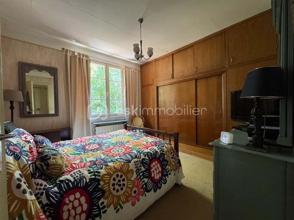 EN EXCLUSIVITÉ je vous invite à venir découvrier cette maison d'habitation de plain-pied, de 70 m² environ comprenant : 
Entrée avec placard, séjour, cuisine indépendante, couloir avec cheminée, 2 chambres dont 1 avec placard, salle d’eau, wc indépendant, 1 pièce indépendante chauffée.
1 atelier et une pièce de 32 m² environ avec grenier au-dessus.
1 abri de jardin sur dalle béton.
Le terrain est clôturé et arboré pour une superficie de 1.732 m².
Le bien est raccordé au tout à l'égoût. Faible taxe foncière : 442 €.
Située à Melleroy, village doté d’une épicerie associative et proche de Château-Renard, Triguères et Courtenay.
TRAVAUX A PRÉVOIR !!
Je suis à votre disposition pour tous renseignements et une visite !!